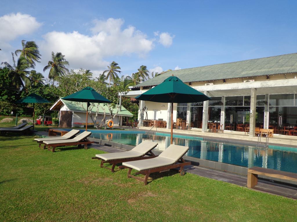 South lake resort pool side Uplist lk