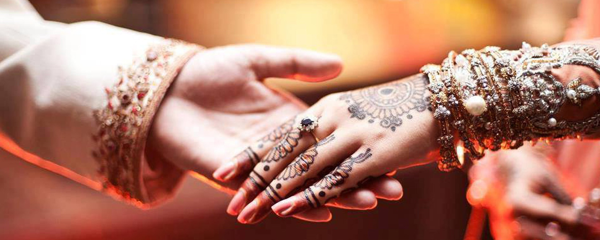 wedinsrilanka bride groom hands holding couple